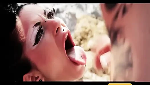 Ngentot kontol buru-buru di garasi rumah