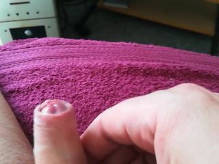 Mały z pomalowanymi paznokciami