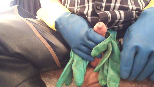Mi paja diaria con guantes de goma manchadas de esperma usando mis waders de goma manchada de semen