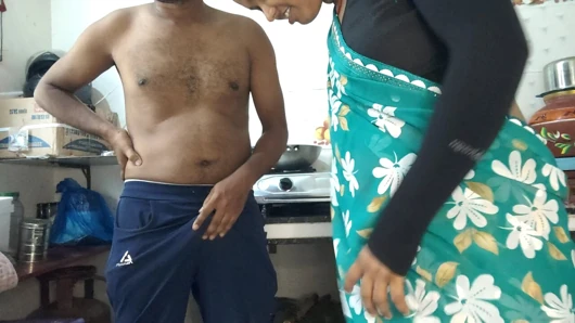 Bhabhi green saree mein cudai Apne Dewar ke sath kichen mein