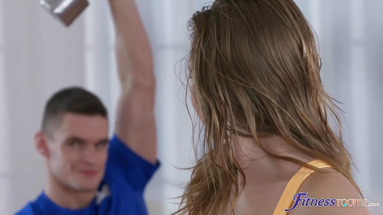 Fitness rooms - meninas safadas fodem com fome de sexo a três