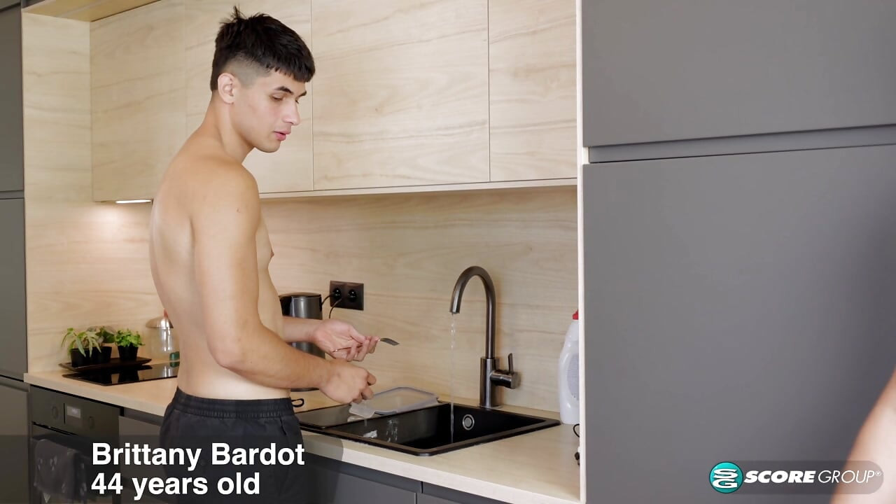 Brittany Bardot, 44 ans, se fait enculer par un mec de la moitié de son âge