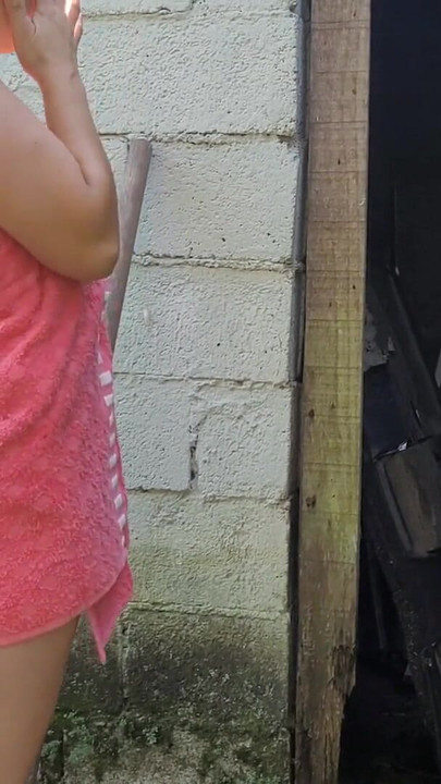 Ključni trenutak iz "Tuširanje ne radi, udana žena moli domara farme za pomoć koristeći samo ručnik i plaća seksom"