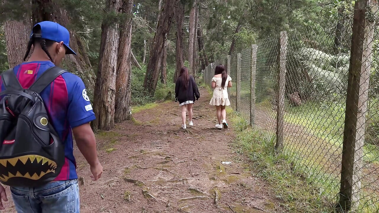 fetele îl tachină pe ghidul turistic în timpul unei tabere.