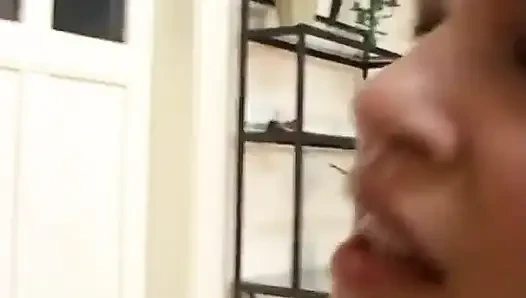Büyük yaraklı adam sevimli kısa saçlı güzel bir fahişe tarafından sikini emdiriyor