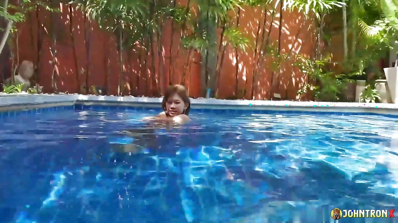 Johntronx - sexo anal apretado bajo el agua con una chica amateur asiática caliente