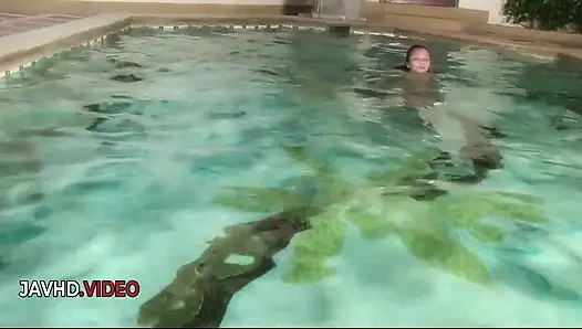 Kukkiks sinnliche asiatische nachbarsfrau versucht die beste freundin ihres ehemanns zu dampfenlichem spaß