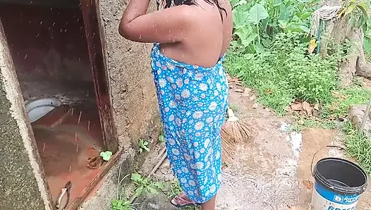 Ateşli üvey anne açık havada banyo yapıyor