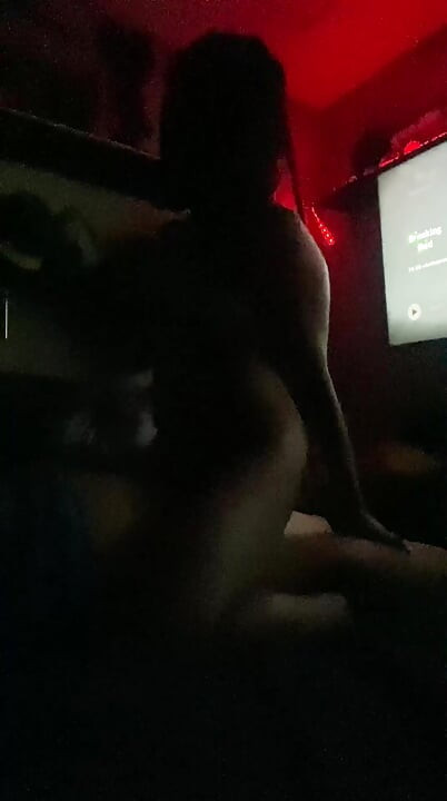 Montándome en la sala, sin censura porque está oscuro