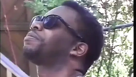 Seksi kızıl saçlı siyah ve beyaz amcık jakuzide amcık yalıyor