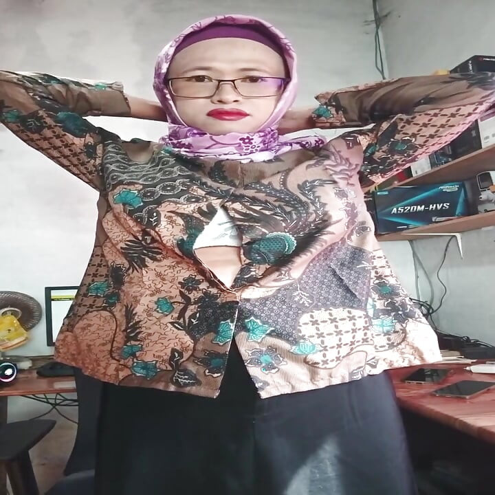Massive Boobs Hijab Shemale Jerks off Her Dick