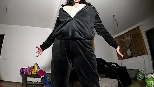 Соблазнение спортивным костюмом Velvet - курение, большие сиськи и засвет черных стрингов