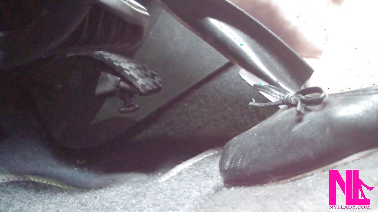 Revving en pisos negros en descalzo