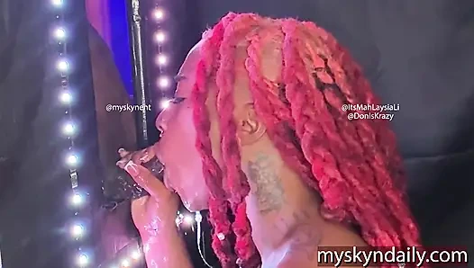 Gırtlağına kadar büyük zenci yarağı alıyor