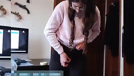 Симпатичную брюнетку трахают под юбкой и кончают на ее задницу