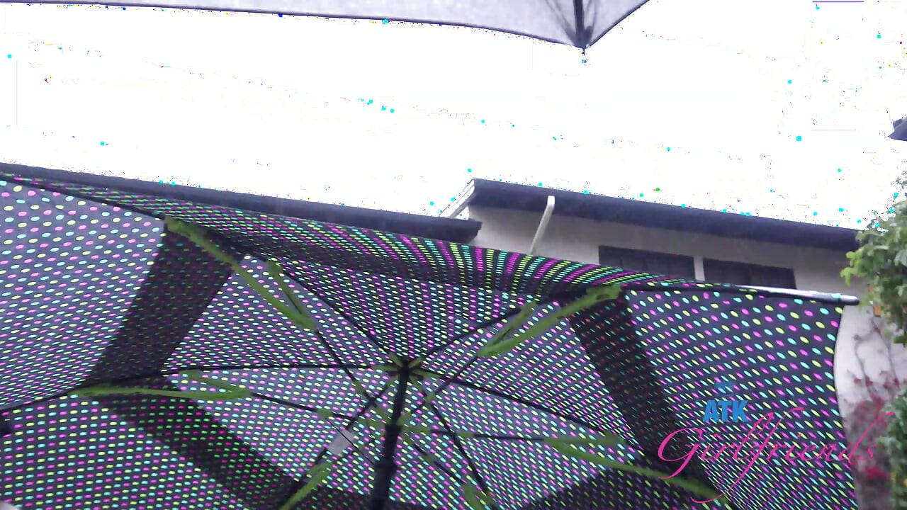 Il pleut un peu, mais vous explorez quand même un peu avec Summer. Il fait un peu froid alors tu retournes dans la chambre pour baiser.