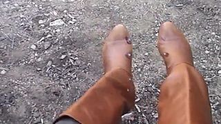 Follando sexy botas de cuero al aire libre
