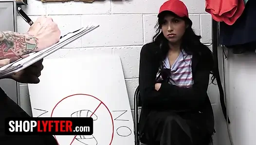 ShopLyfter - смелая крошка позволила сотруднику службы безопасности трахнуть ее, чтобы исправить все ее неправильные действия