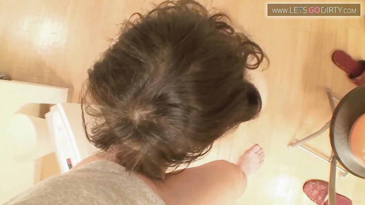 Une fille sexy gémit en se faisant baiser par un doigt jusqu'à l'orgasme