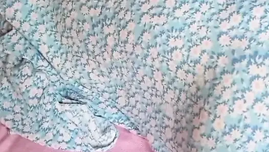 Cewek sange ini lagi asik masturbasi itilnya sampai orgasme intens