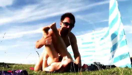 Perverse ehefrau bekommt von ihrem ehemann mit einem großen, harten schwanz ihre muschi am strand gebrochen