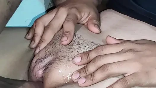Stiefschwester bittet, meine enge muschi, gefüllt mit Sperma, in einem indischen tamilischen Porno-video zu öffnen.