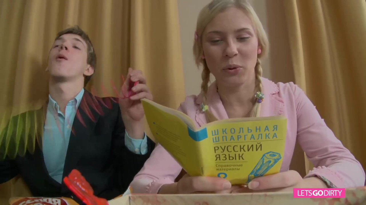 セクシーな十代のフェリングオンコックと犯される