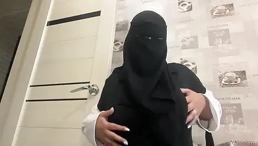 Халифа в хиджабе мастурбирует на кухне