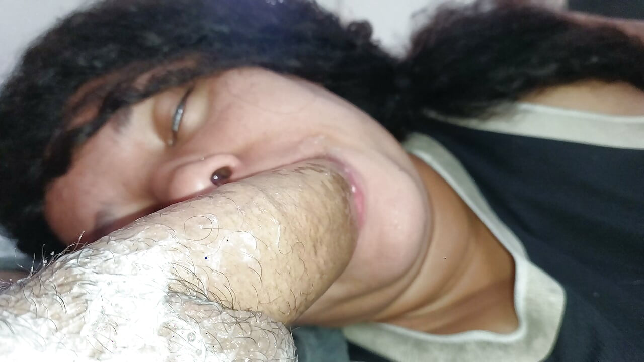 Debaixo das bolas do corno, pesado de luxúria, essa boca pequena chupa ele até o orgasmo.