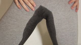 Cumming e mijando na minha legging cinza