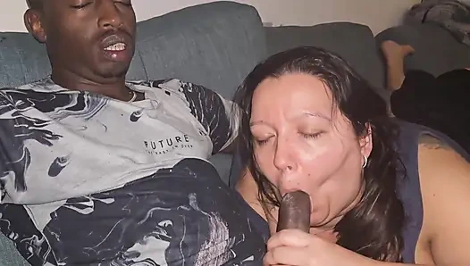 Emiyor okşuyor büyük zenci yarağı ağzına boşalıyor inliyor ve inliyor