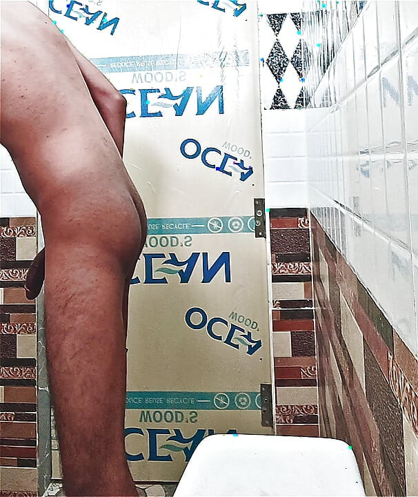 CHICO DE 18 AÑOS FROTANDO SU BBC ... EN EL BAÑO
