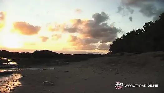 Tante seksi rambut pirang ini ngentot kontol intens di pantai dan kamar tidur