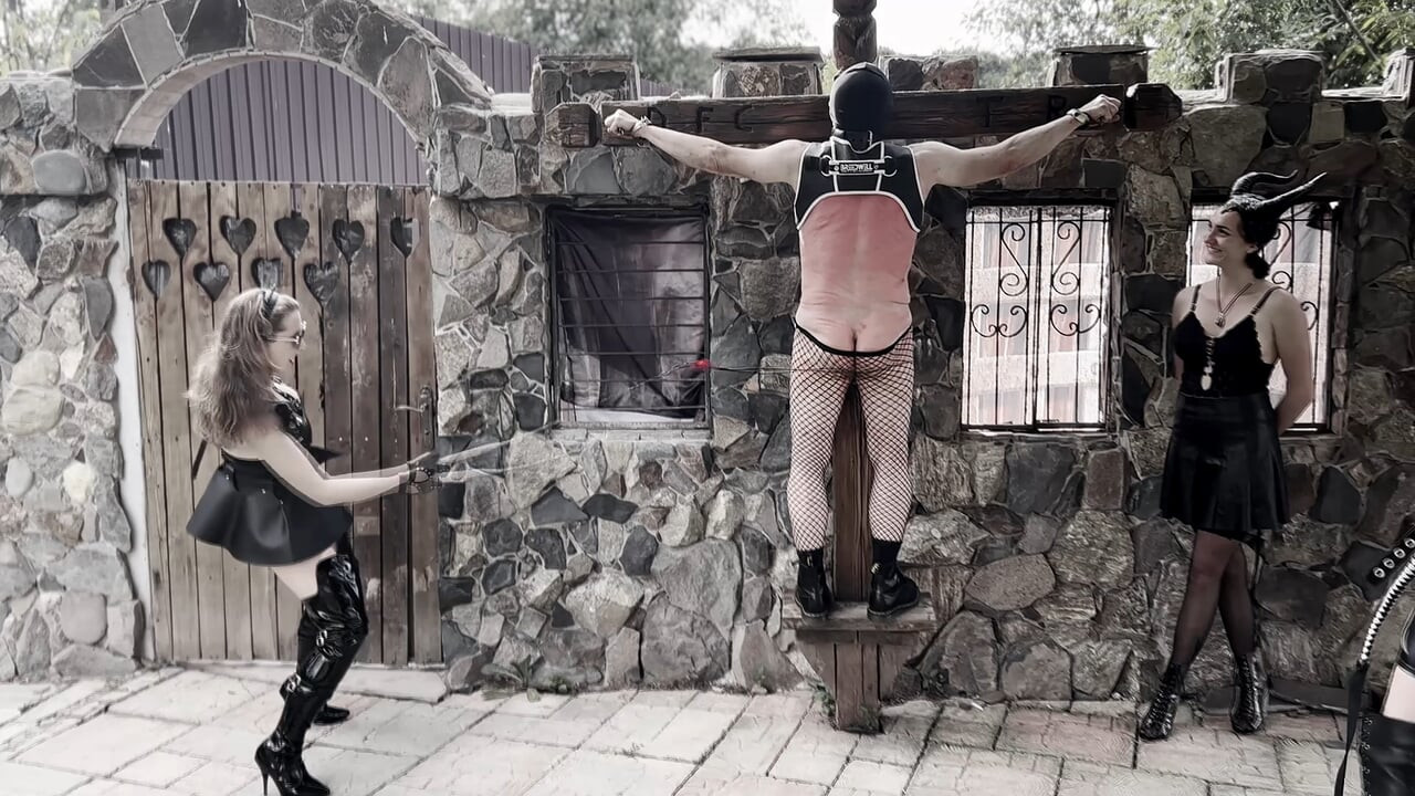 Menggigil karena rasa sakit - penyiksaan gotik diabolik