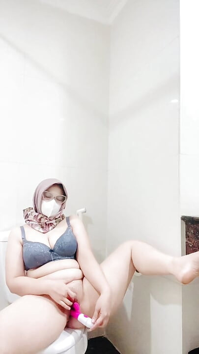 Hijab tobrut playing in the bathroom