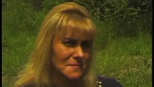 Kıllı sarışın olgun açık havada güzel vakit geçiriyor