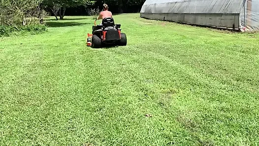 Скачки на газонокосилке на улице