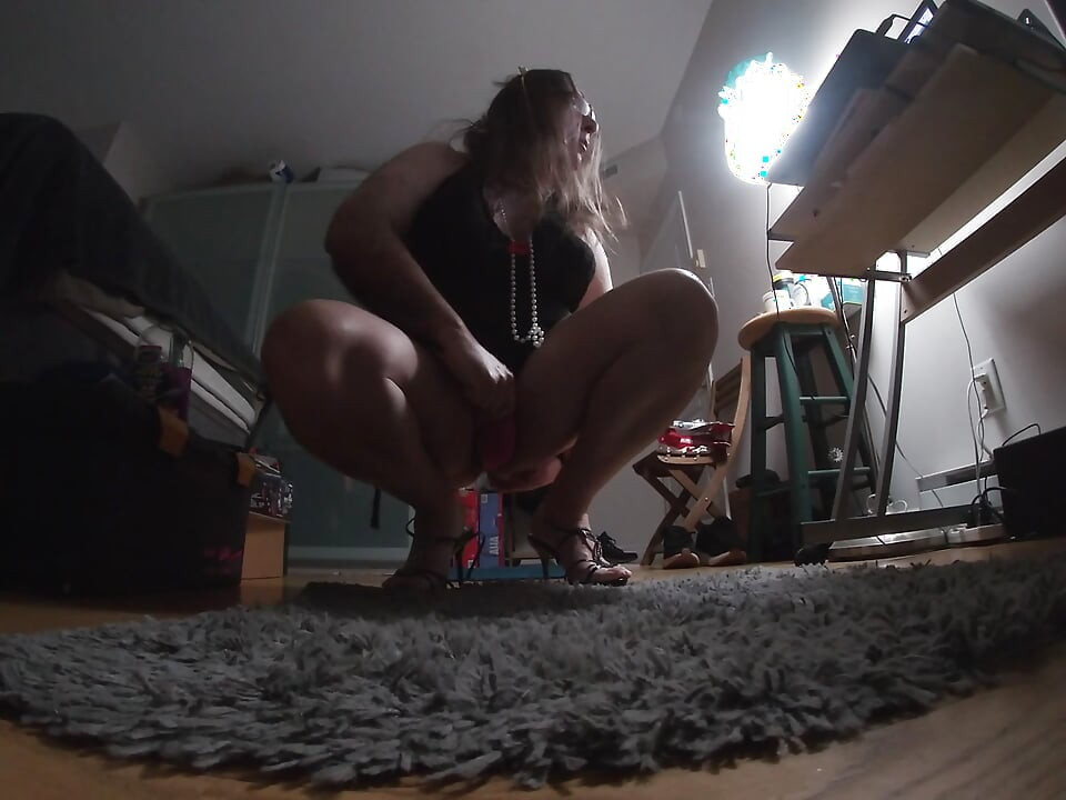 Ældre CD-luder er sådan en tøsedreng, der spiller indendørs med sin crossdressing shecock!