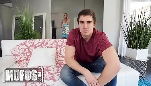 MOFOS - rauchendes heißes MILf-kit mercer sabbert auf zac wilds schwanz, bevor sie auf dem tresen hart gefickt wird