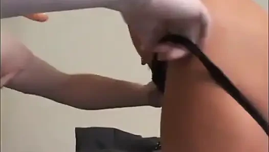 Domina-schlampe befriedigt ihre muschi mit einem dildo im gesicht ihrer sissy-sklavin