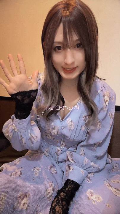一個穿著可愛的女人安靜自慰的視頻