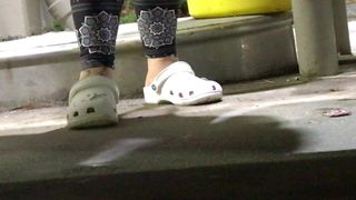 Meine Freundin pumpt Gas in ihre weißen Crocs