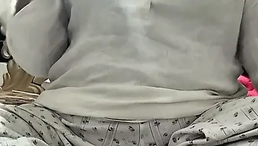 Hintli Bengalli olgun yenge tek başına parmaklayarak orgazm oluyor