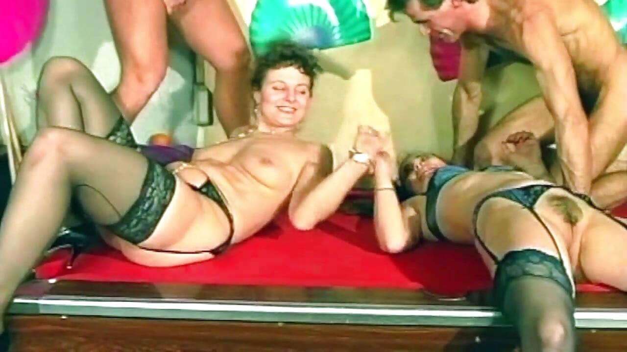 Maduras morenas putas goteando en orgía trío
