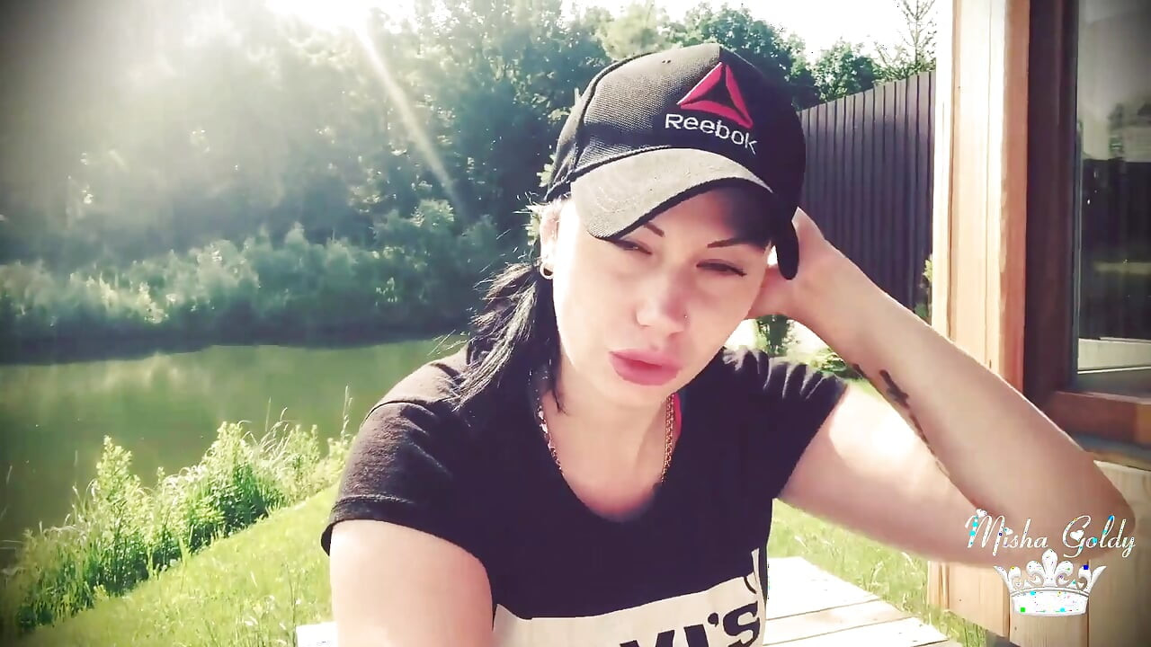 Duck face outdoor, making my lips much bigger!