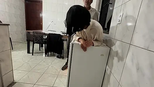 Eine hochkarätige führungskraft bekommt während eines arbeitstreffens ihren arsch und ihre muschi gefickt.