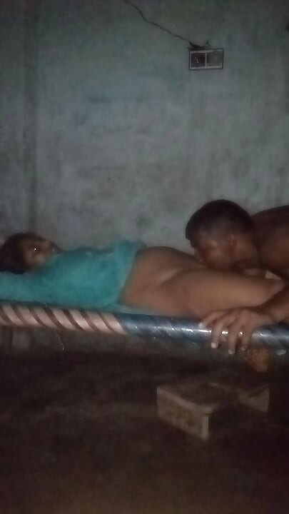 Bhabhi ne rat me chudai ki chut me mal dalbaya