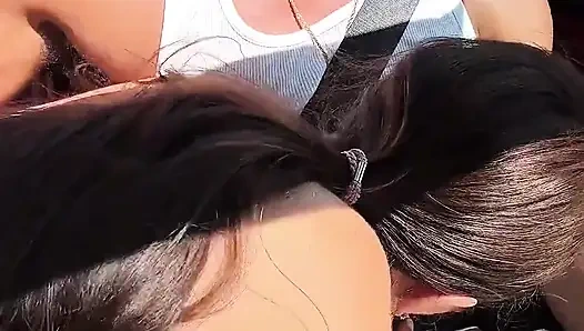 Mary Rock mengisap pacarnya di dalam mobil