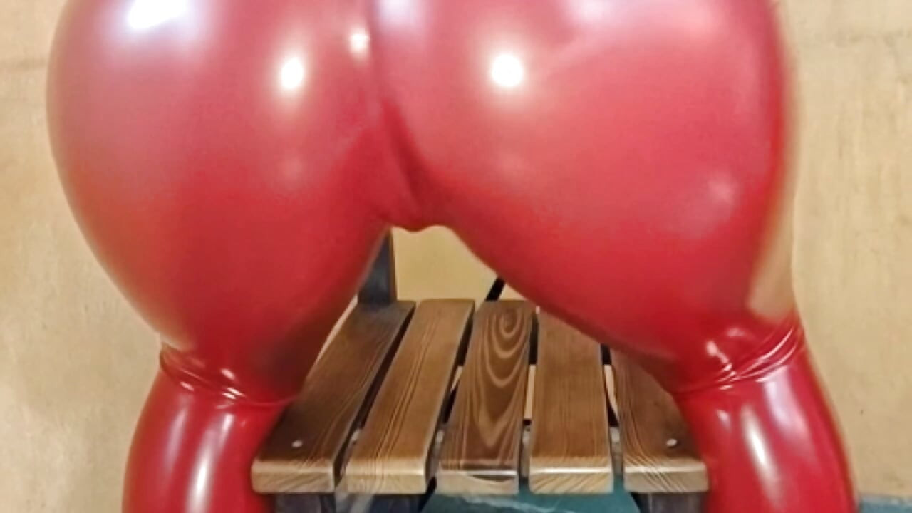 Πλούσιος κώλος με κόκκινο κολάν
