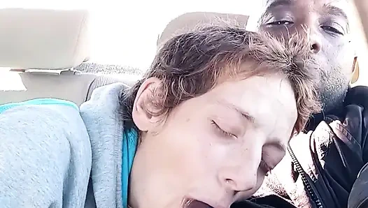 Edepsiz sokak fahişesi kahvaltıda dölümü içiyor. MİLF